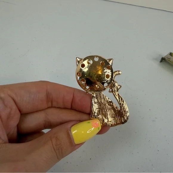 Kitschy Cat Lady Old Tone Enamel Magnetic Brooch Costume Jewelry Cats vintage ? - Picture 5 of 6